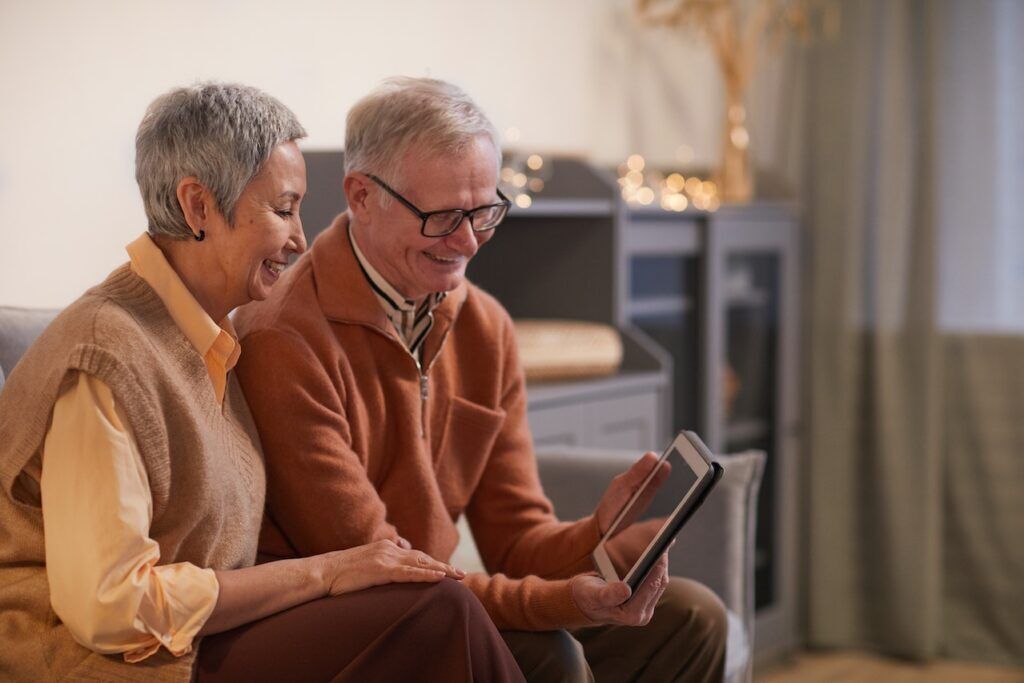 Tips for a smooth transition when moving with seniors
